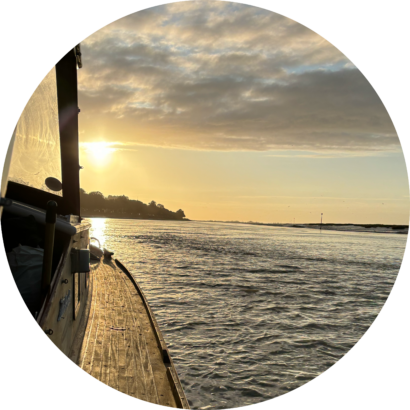 Pinasse de la Baie Somme Bateau Croisière Personnalisé Yoga Mariage Séminaire Sortie Scolaire Phoque Navigation Electrique Silencieuse Ecologique Cadre Naturel Nature Respect de L’environnement Paysage Escapade Unique Oiseau Migrateurs Couché de Soleil