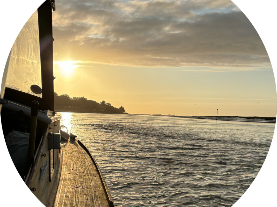 Pinasse de la Baie Somme Bateau Croisière Personnalisé Yoga Mariage Séminaire Sortie Scolaire Phoque Navigation Electrique Silencieuse Ecologique Cadre Naturel Nature Respect de L’environnement Paysage Escapade Unique Oiseau Migrateurs Couché de Soleil