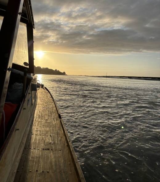 Pinasse de la Baie Somme Bateau Croisière Personnalisé Yoga Mariage Séminaire Sortie Scolaire Phoque Navigation Electrique Silencieuse Ecologique Cadre Naturel Nature Respect de L’environnement Paysage Escapade Unique Oiseau Migrateurs Couché de Soleil